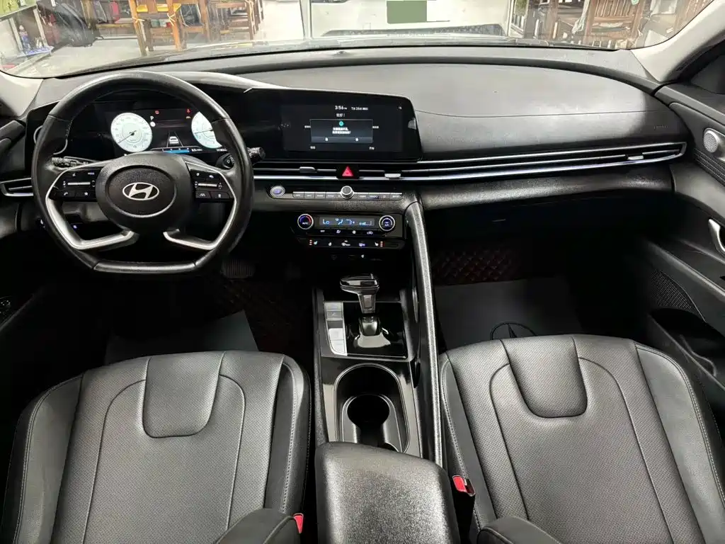 Hyundai Elantra — фото 20