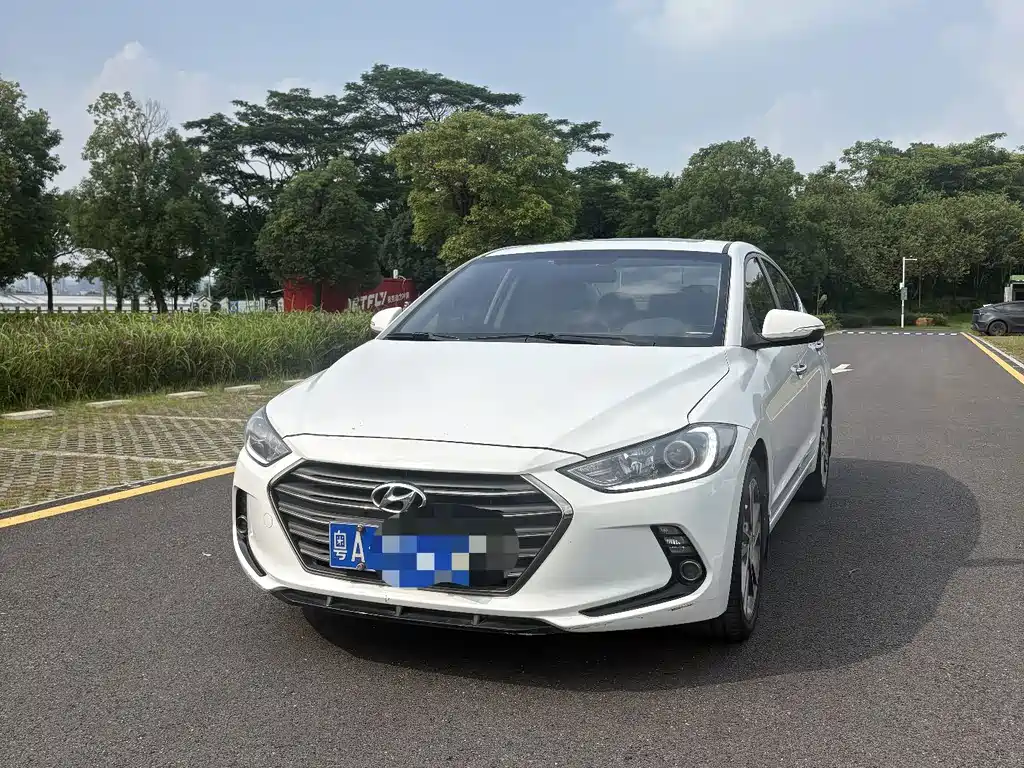 Hyundai Elantra — фото 2