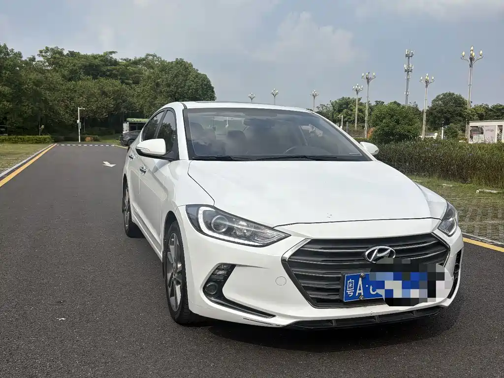 Hyundai Elantra — фото 3