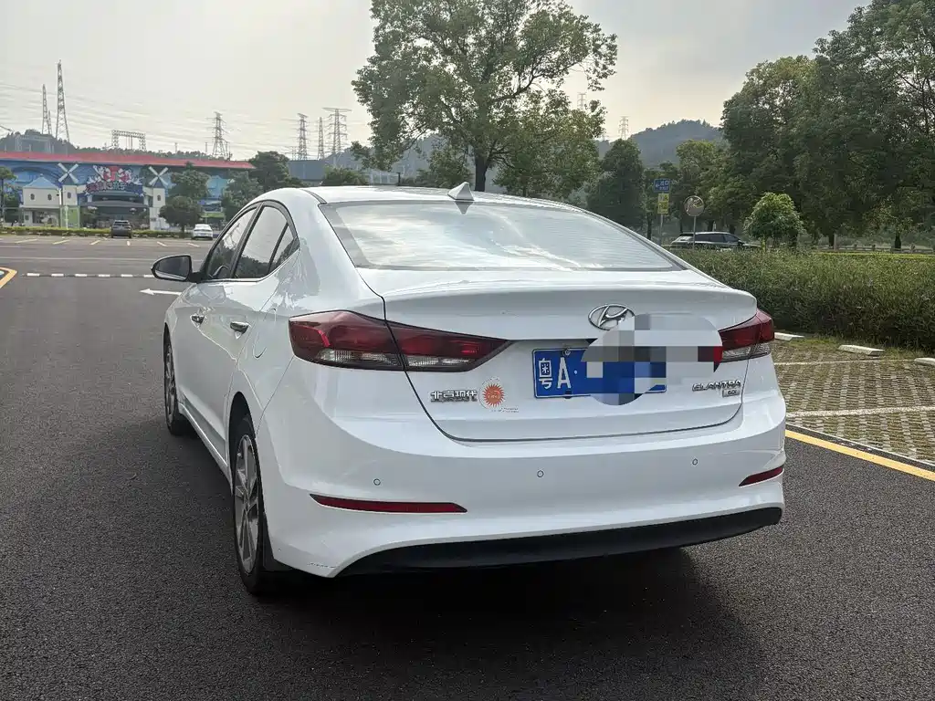 Hyundai Elantra — фото 4
