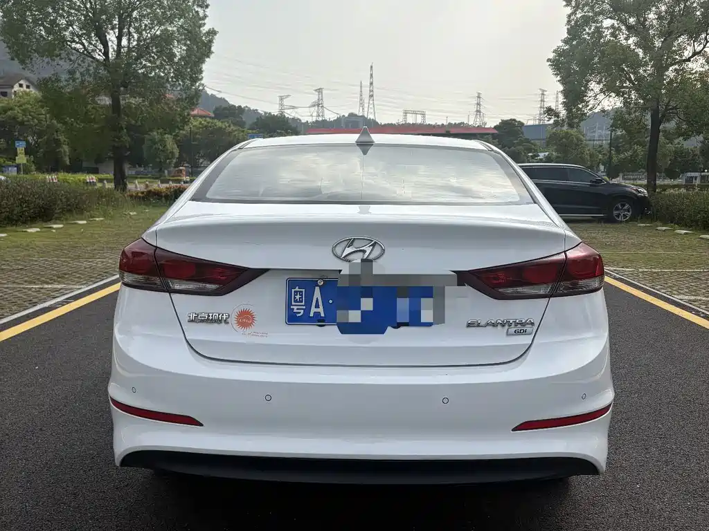 Hyundai Elantra — фото 5