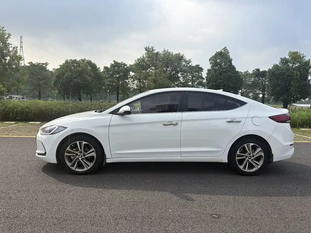 Hyundai Elantra — фото 6