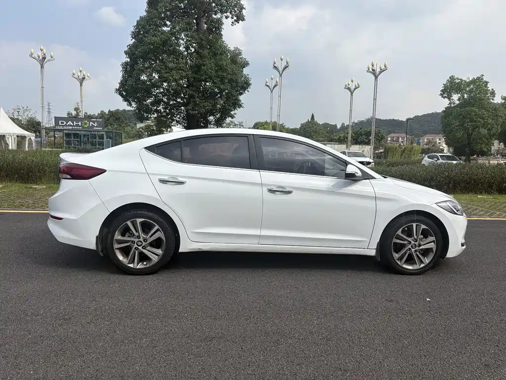 Hyundai Elantra — фото 8
