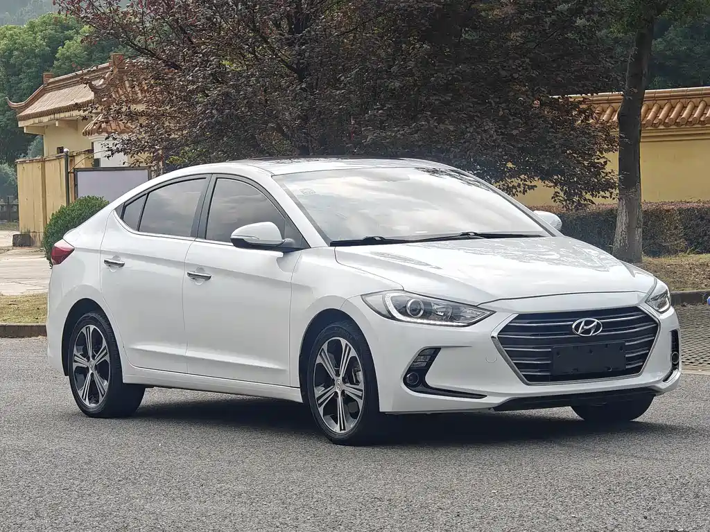 Hyundai Elantra — фото 2