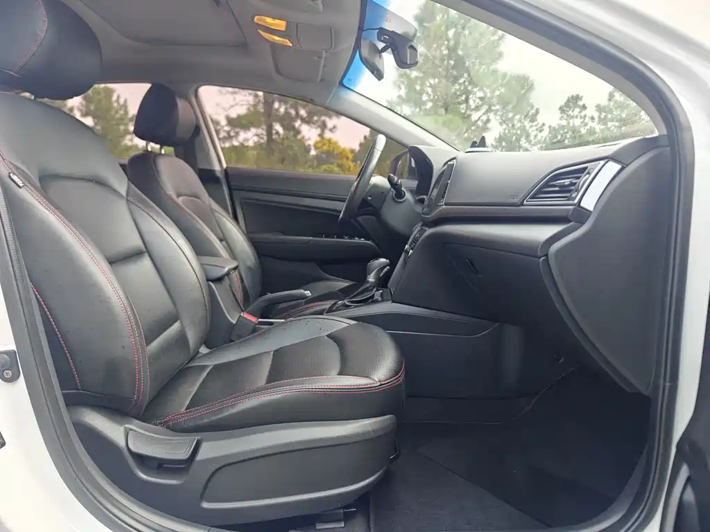 Hyundai Elantra — фото 14
