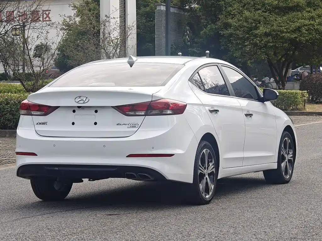 Hyundai Elantra — фото 15