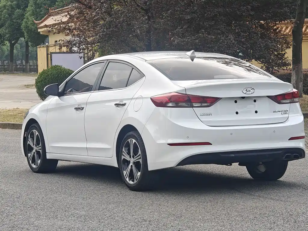 Hyundai Elantra — фото 17