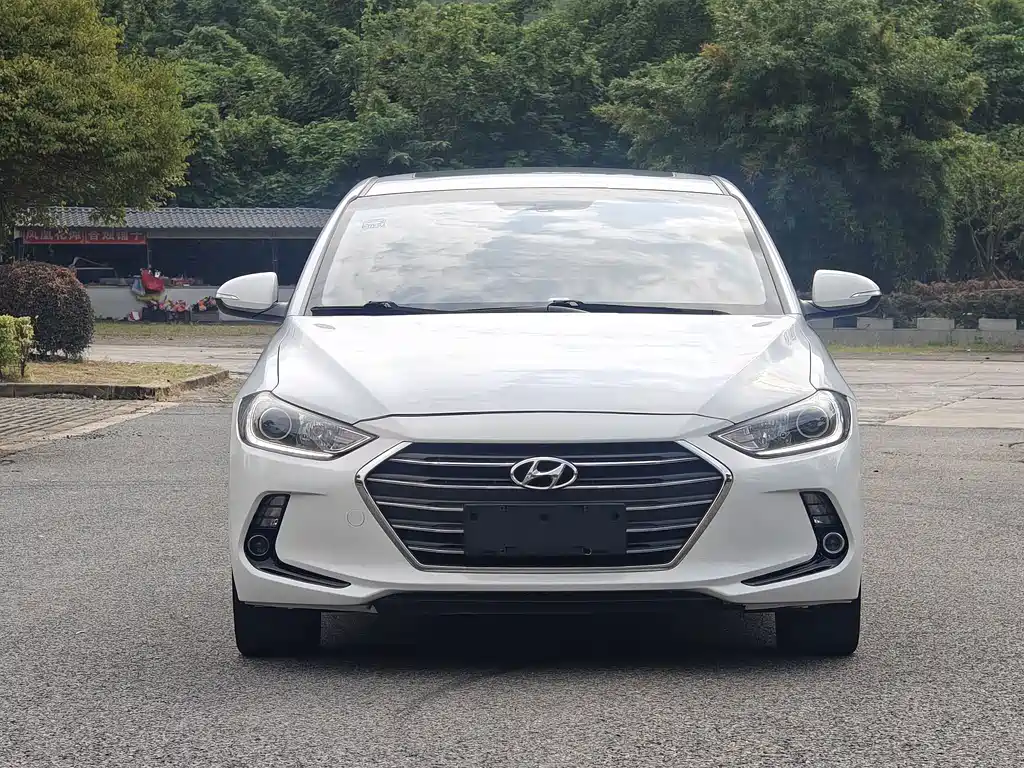 Hyundai Elantra — фото 3