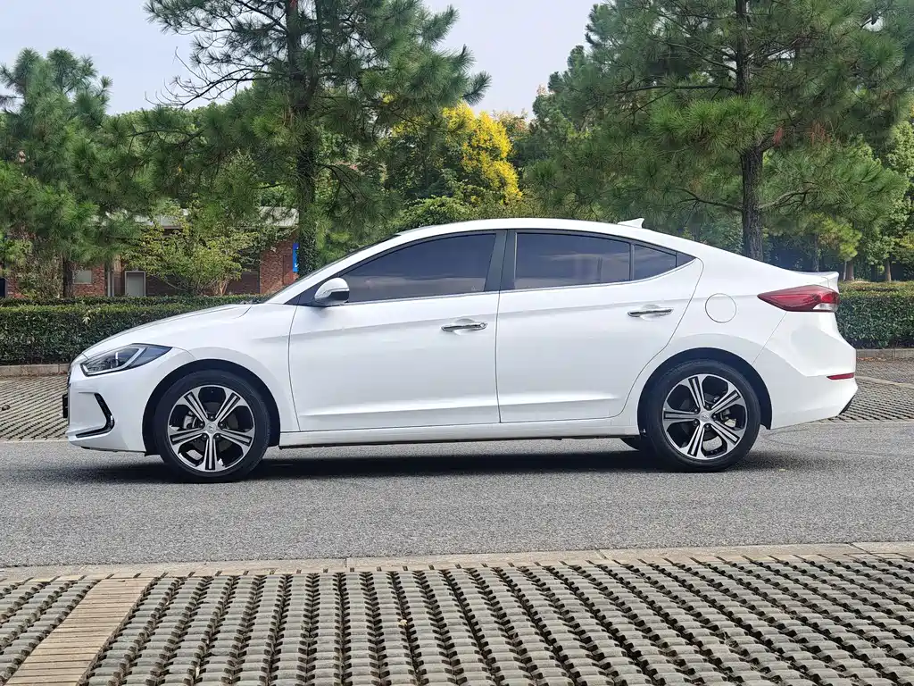Hyundai Elantra — фото 4