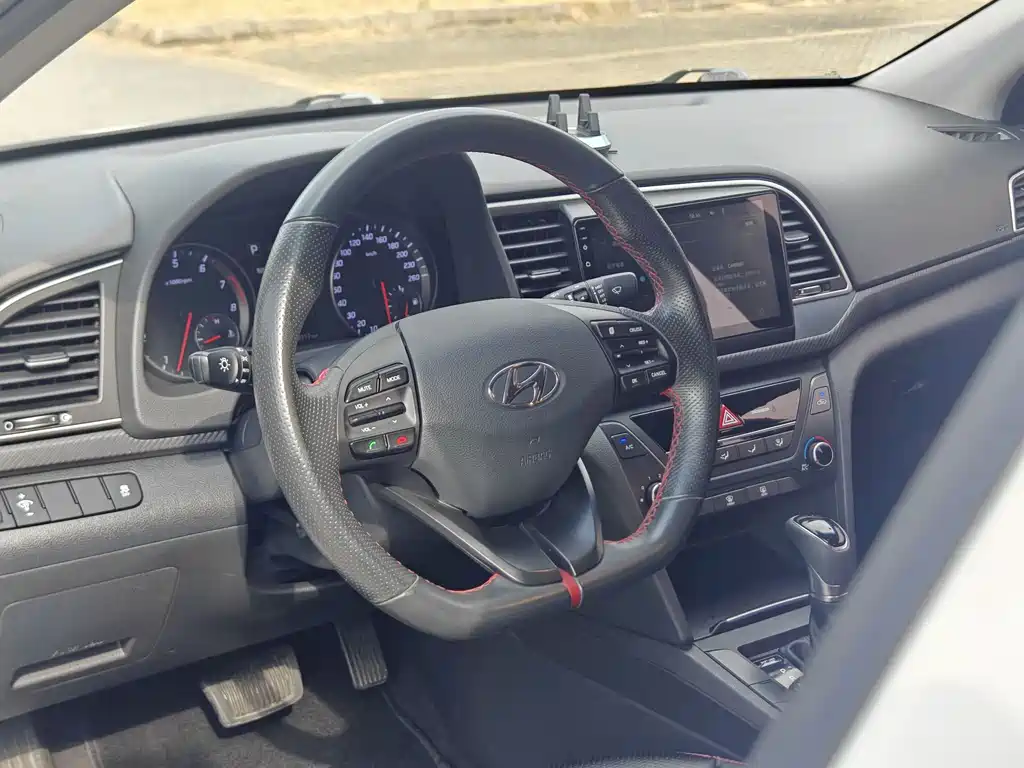 Hyundai Elantra — фото 6