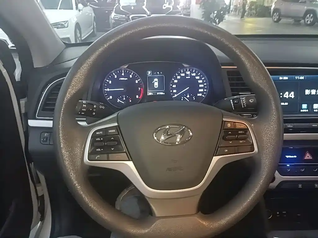 Hyundai Elantra — фото 11