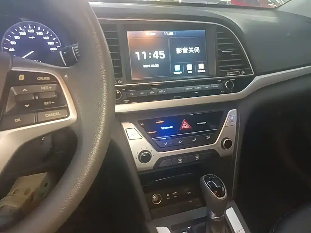 Hyundai Elantra — фото 13
