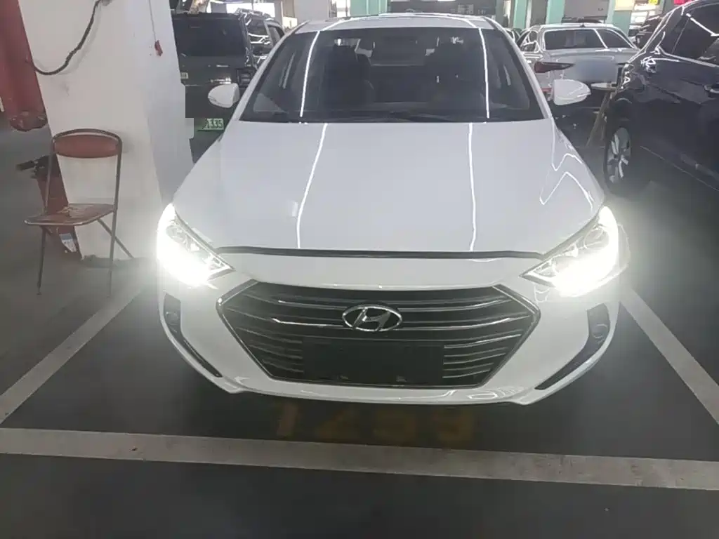 Hyundai Elantra — фото 3