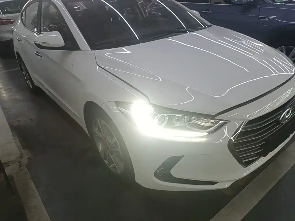 Hyundai Elantra — фото 4