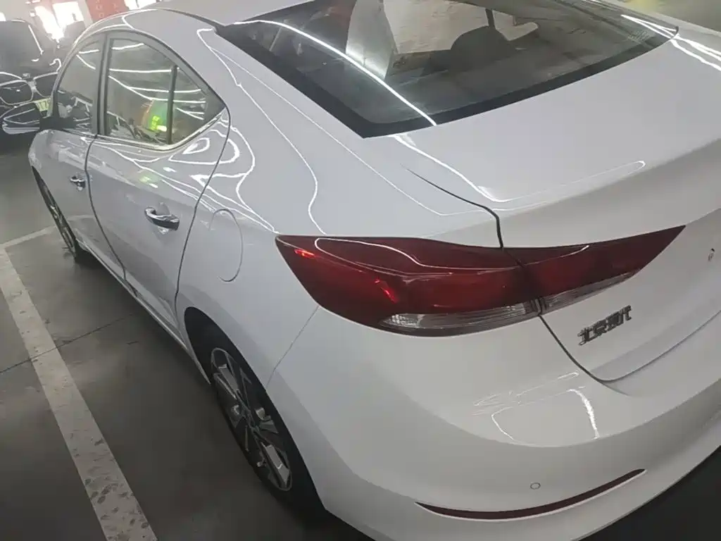 Hyundai Elantra — фото 5