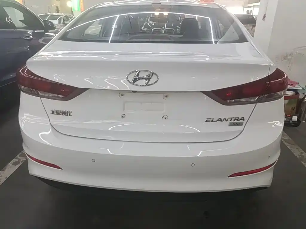 Hyundai Elantra — фото 6