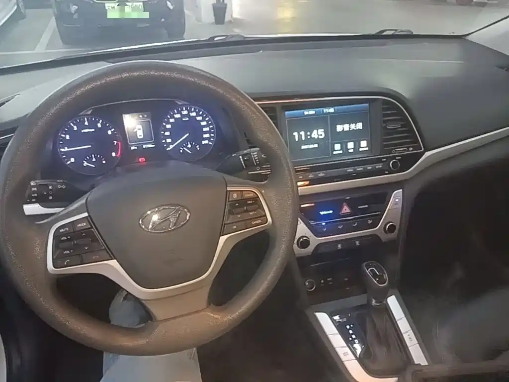 Hyundai Elantra — фото 10