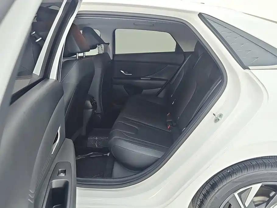Hyundai Elantra — фото 11
