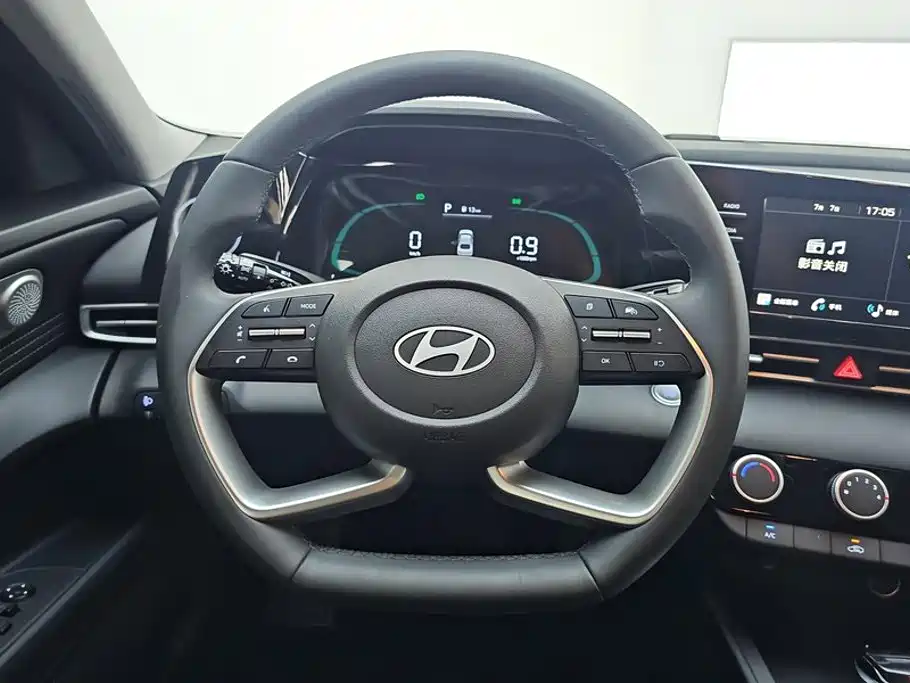 Hyundai Elantra — фото 15