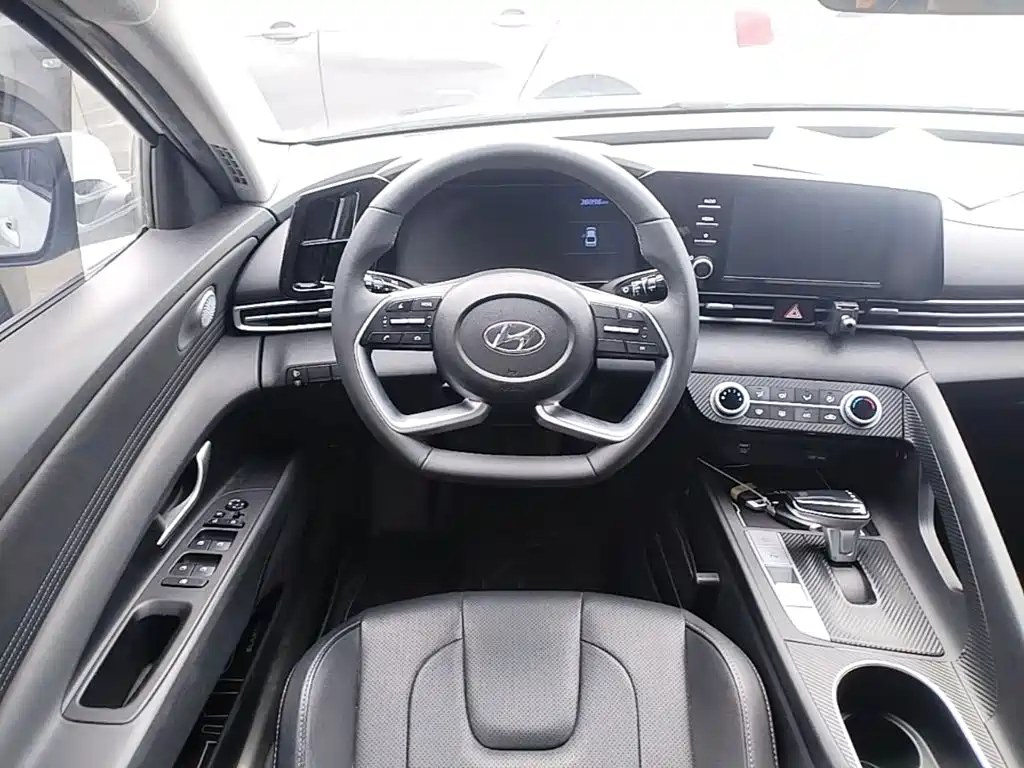 Hyundai Elantra — фото 11
