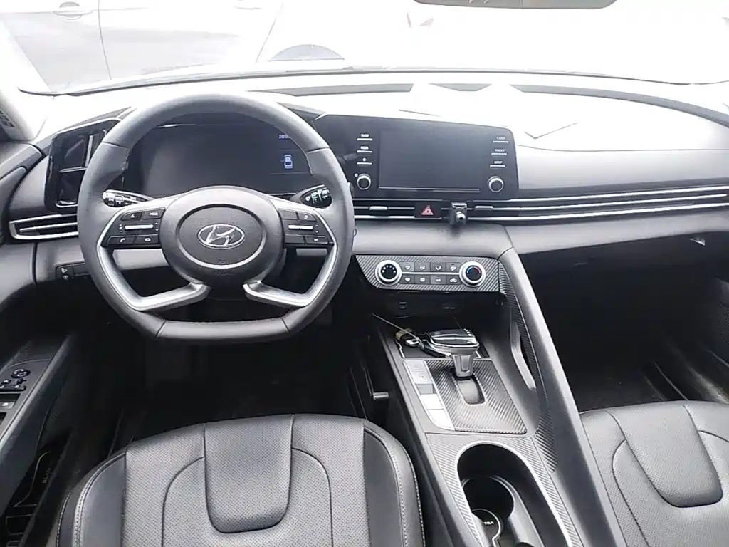 Hyundai Elantra — фото 10