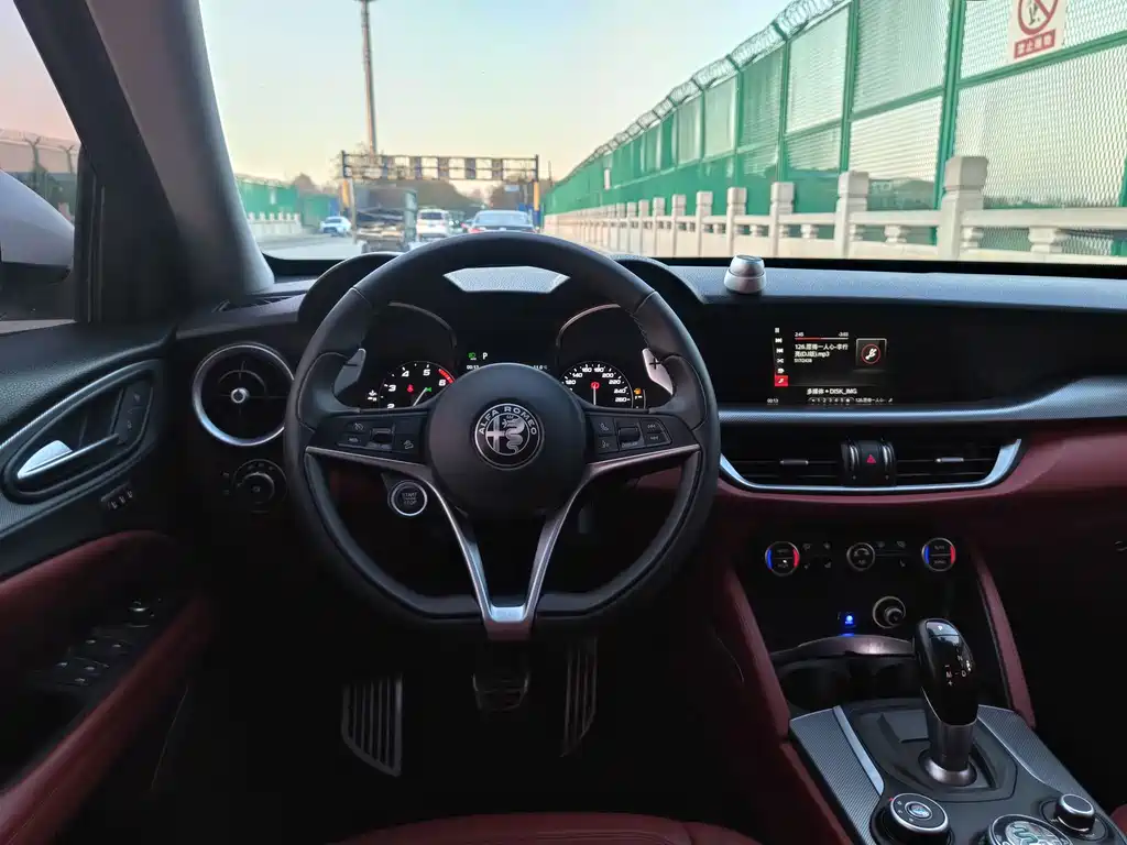 Alfa Romeo Stelvio — фото 13
