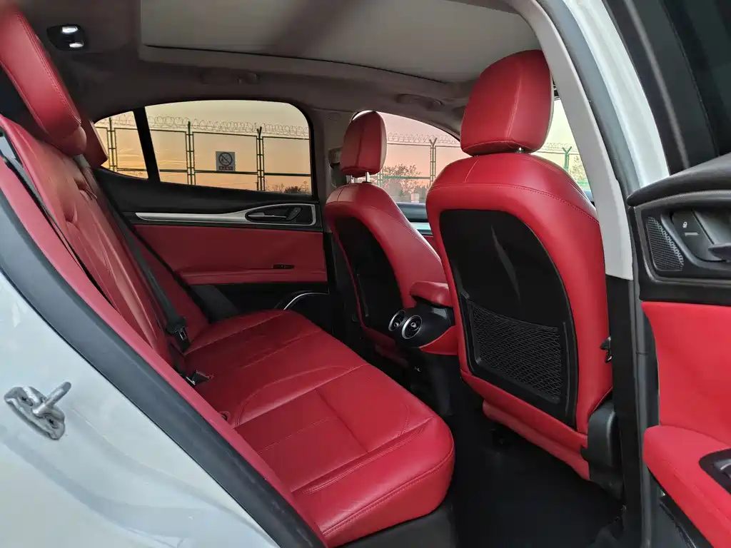 Alfa Romeo Stelvio — фото 10