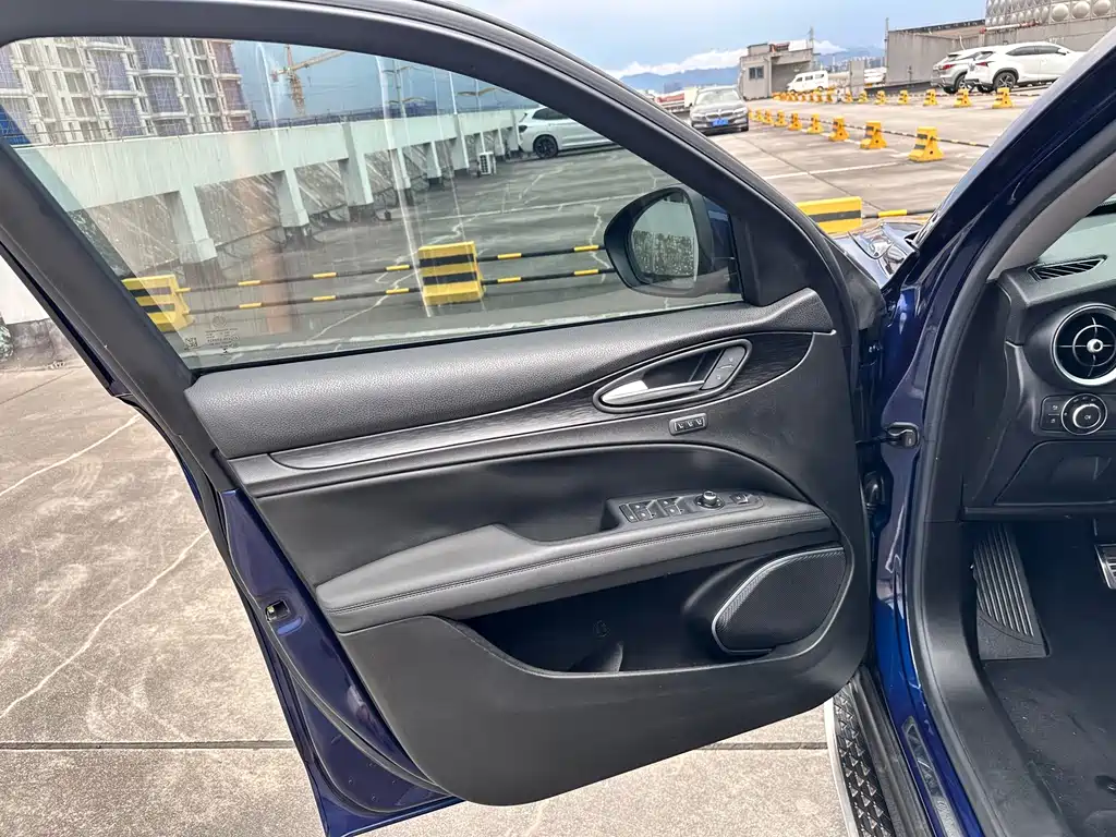 Alfa Romeo Stelvio — фото 13