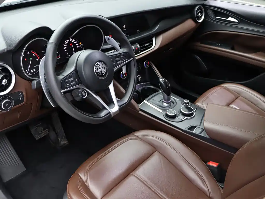 Alfa Romeo Stelvio — фото 11