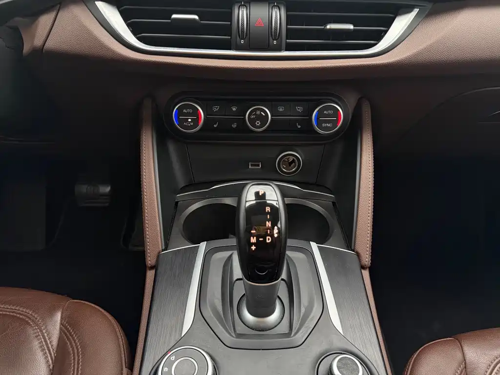 Alfa Romeo Stelvio — фото 18