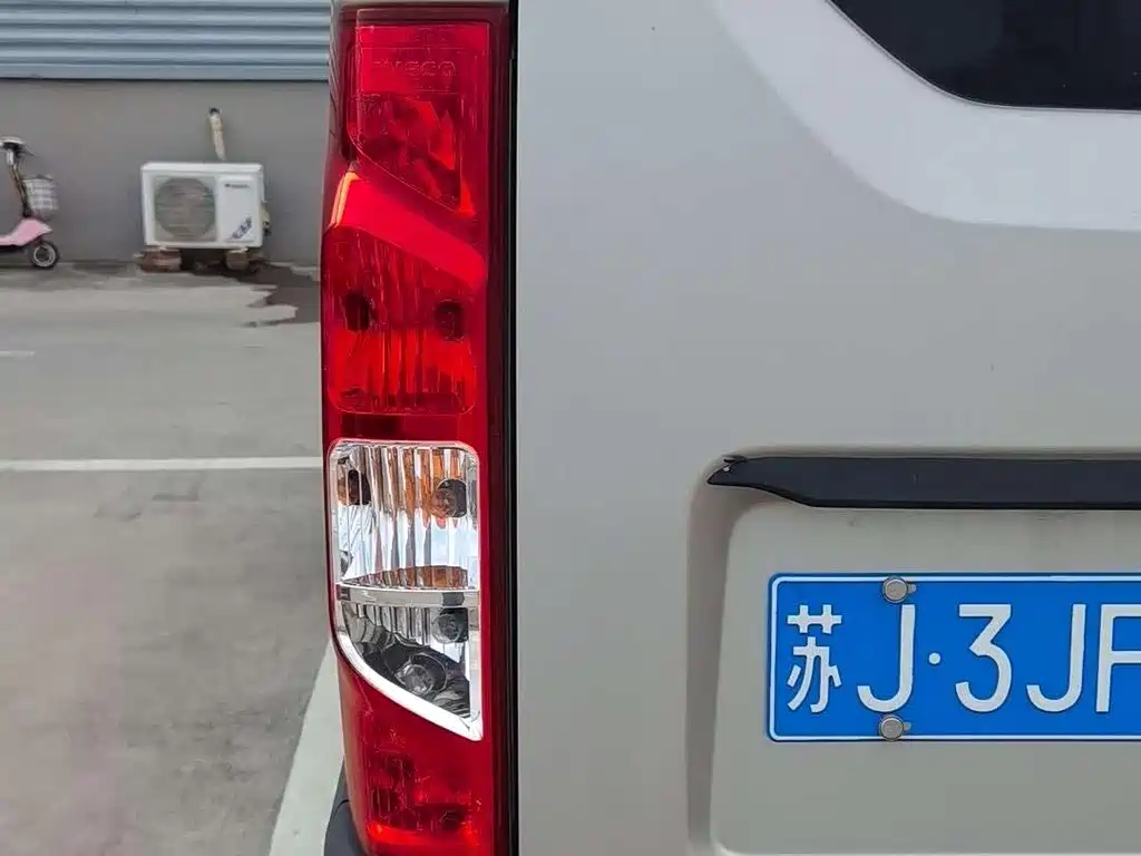 IVECO Ousheng — фото 4