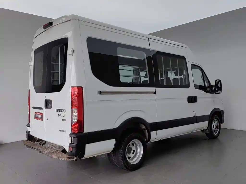 IVECO Ousheng — фото 2