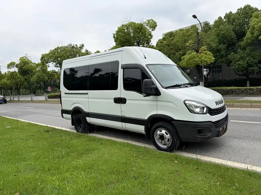 IVECO Ousheng — фото 5
