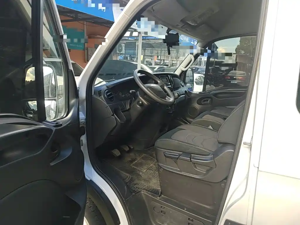 IVECO Ousheng — фото 13