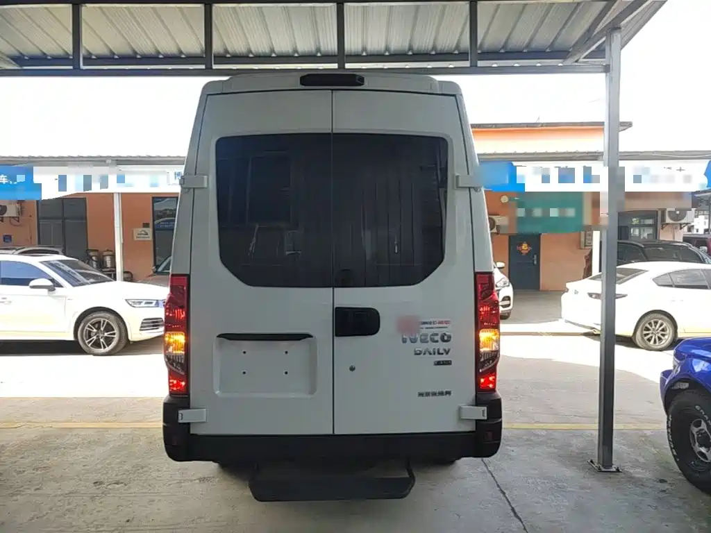 IVECO Ousheng — фото 4