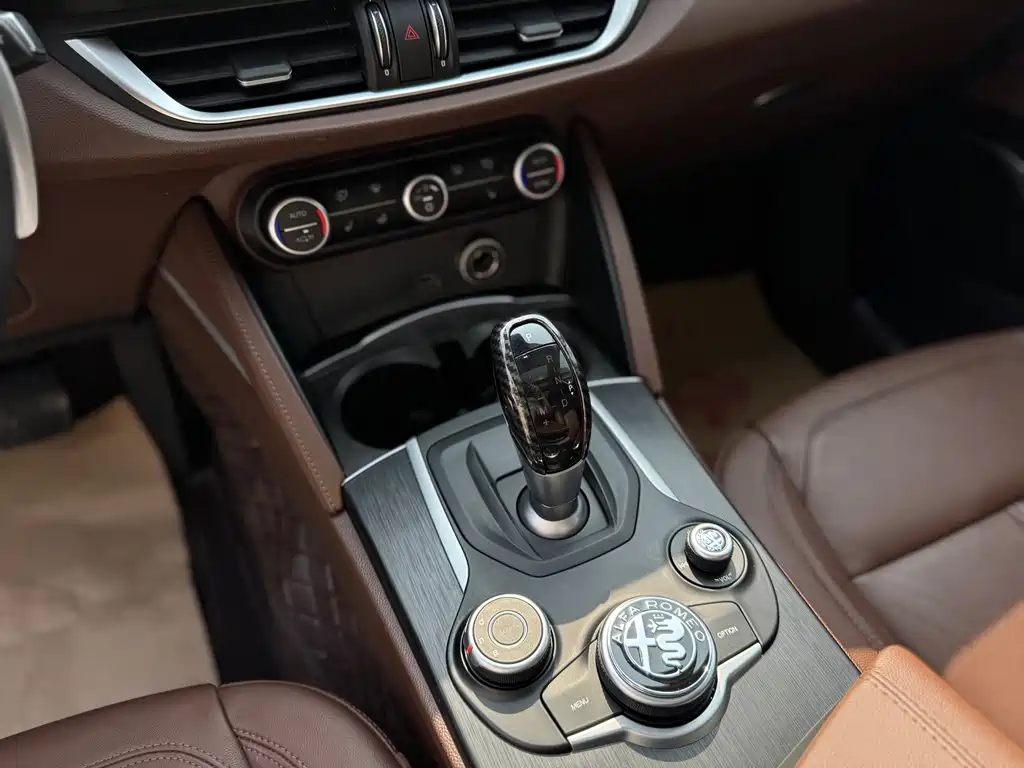 Alfa Romeo Stelvio — фото 13