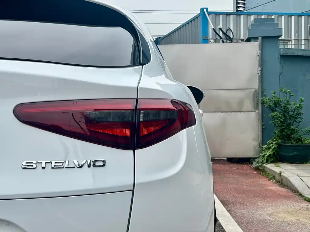 Alfa Romeo Stelvio — фото 18