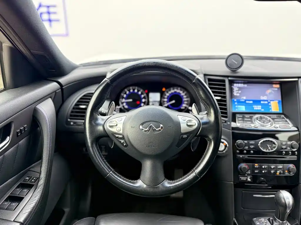 Infiniti QX70 — фото 13