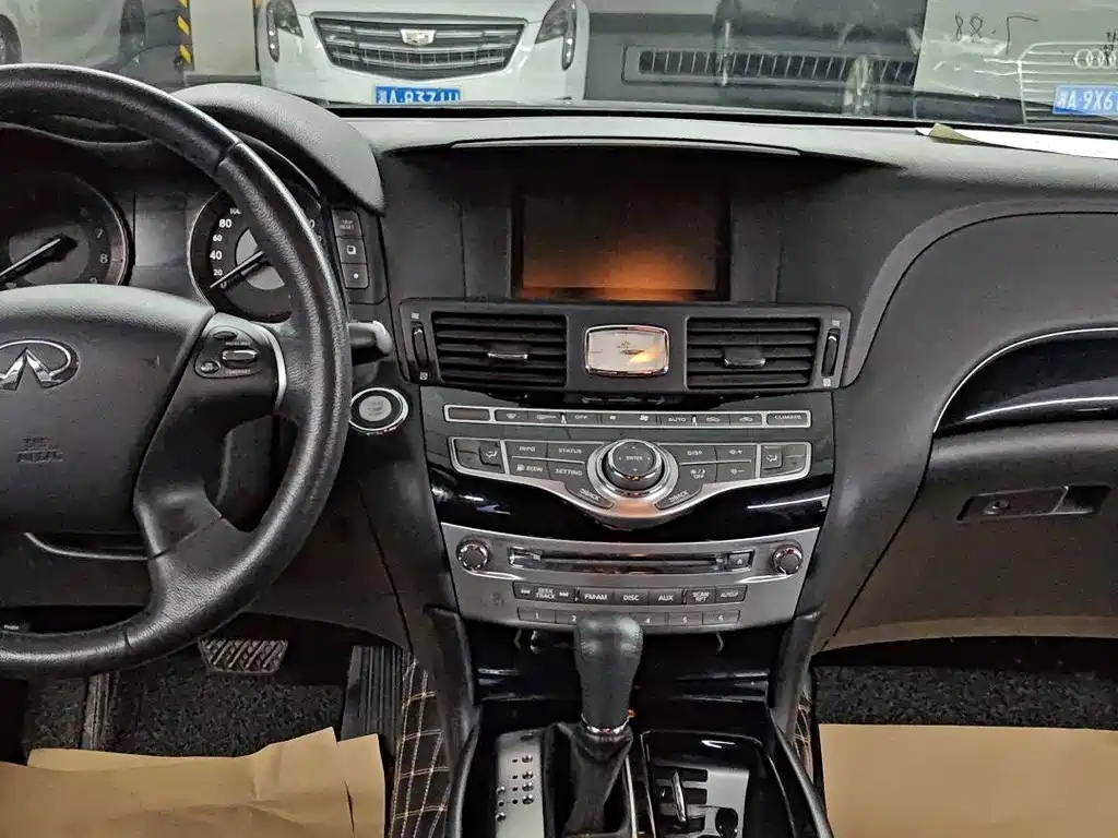 Infiniti Q70 — фото 10