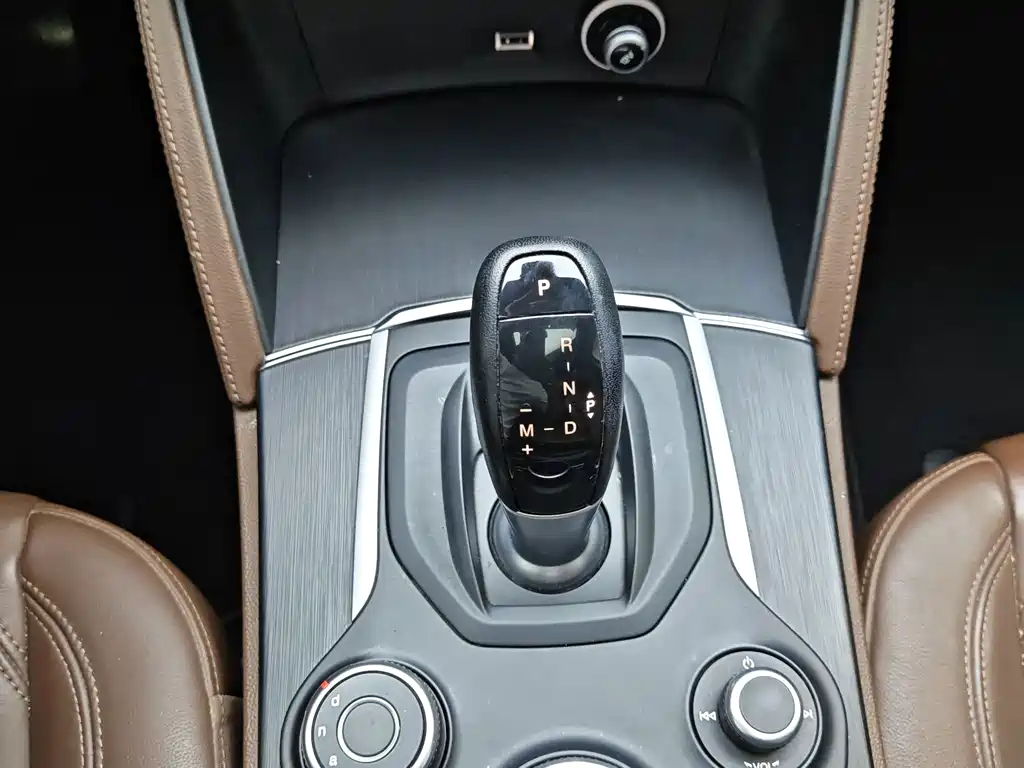 Alfa Romeo Stelvio — фото 14