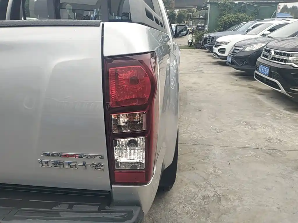 Isuzu D-MAX — фото 8