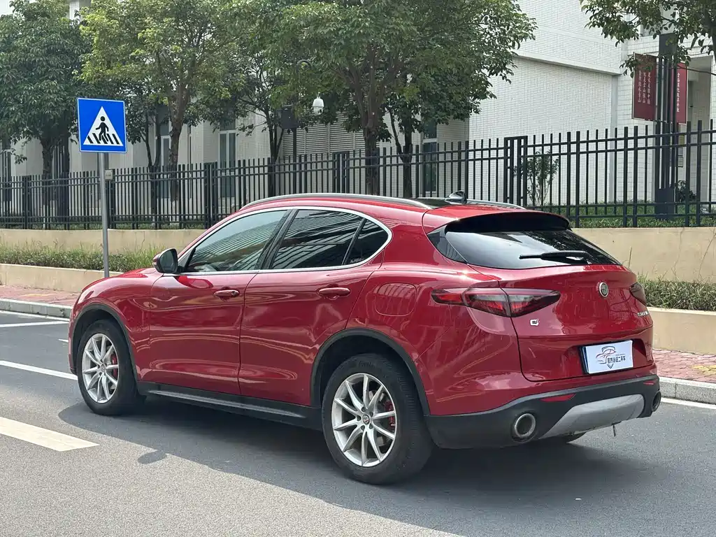Alfa Romeo Stelvio — фото 11