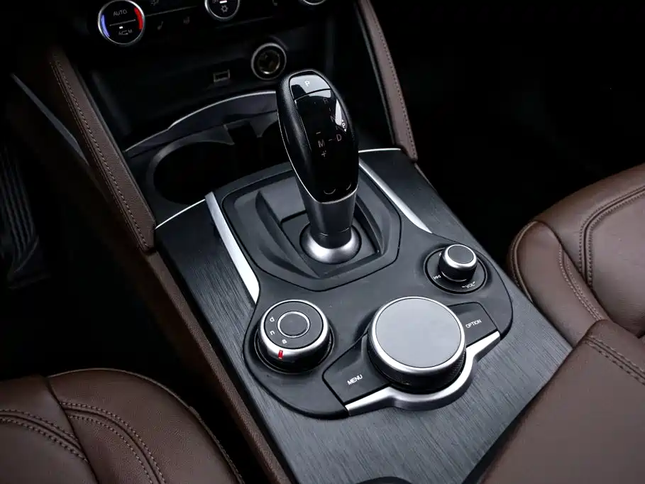 Alfa Romeo Stelvio — фото 10