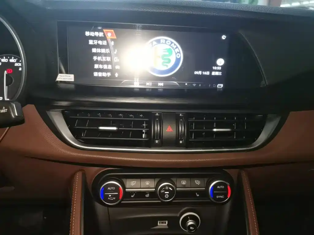 Alfa Romeo Stelvio — фото 13