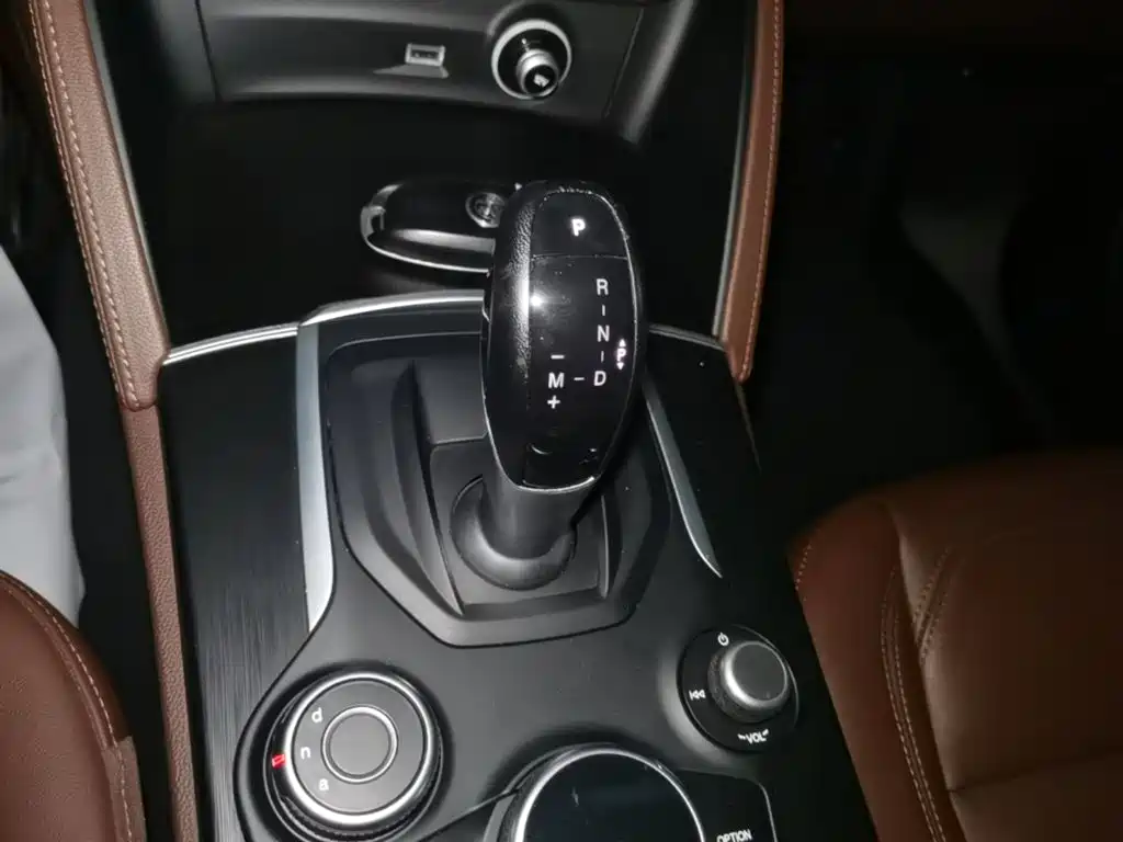 Alfa Romeo Stelvio — фото 14