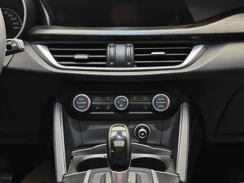 Alfa Romeo Stelvio — фото 19