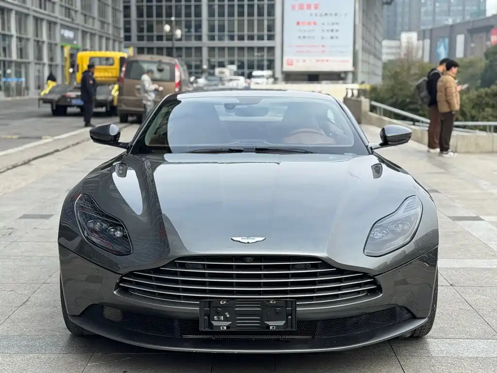 Aston Martin DB11 — фото 2