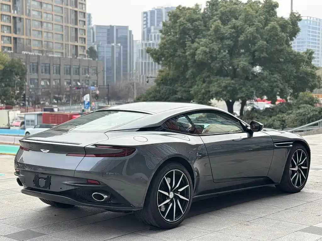 Aston Martin DB11 — фото 4