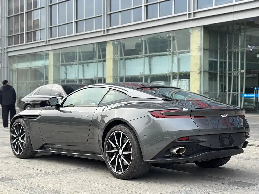 Aston Martin DB11 — фото 5