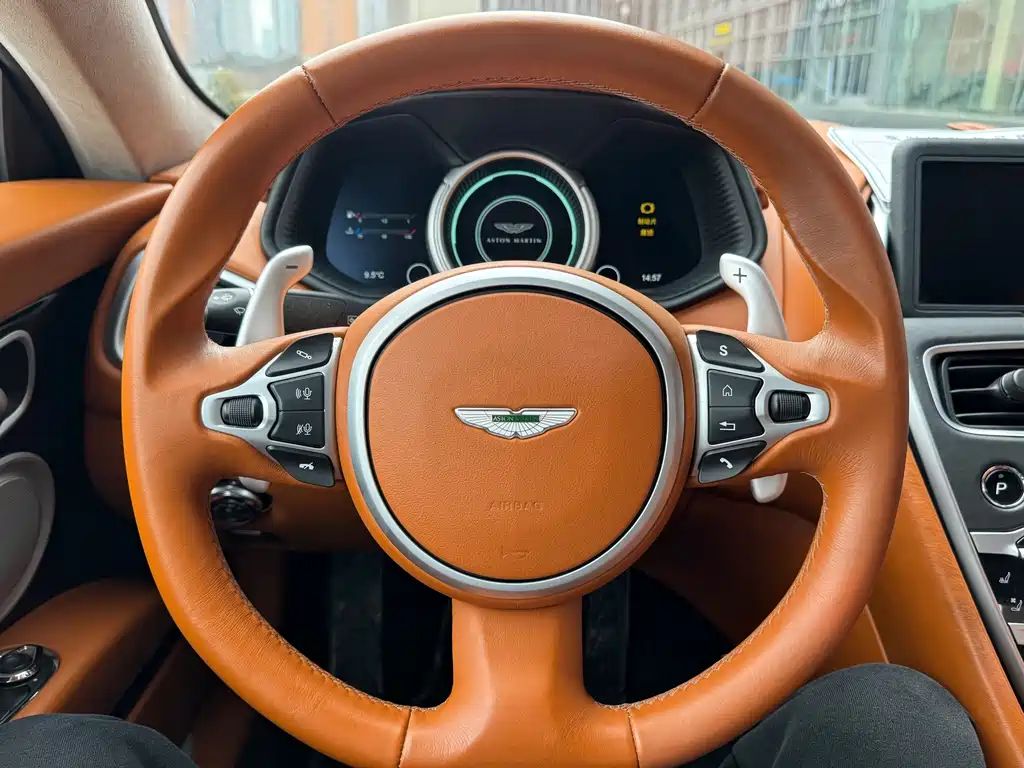 Aston Martin DB11 — фото 7